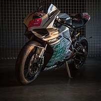 Ein Ducati Rennmotorrad in einem dunklen Raum, mit auffälligem Design.