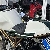 Detailansicht eines Motorrads mit eleganter, zweifarbiger Lackierung.