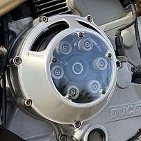 Nahaufnahme eines Ducati-Motorradmotors mit einer transparenten Abdeckung.