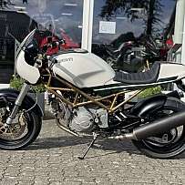 Ein Ducati Motorrad mit einzigartigem Design vor einem Verkaufsraum.