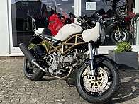 Ein Ducati Motorrad steht vor einem Ausstellungsraum mit anderen Motorrädern.