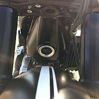 Detailaufnahme eines Motorrads mit sichtbarem Ziffernblatt und schwarzer Lackierung.