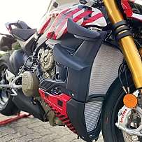 Nahaufnahme eines Ducati Motorrads mit auffälligen Designelementen.