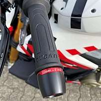 Nahaufnahme eines Ducati Motorradgriffs mit rotem Akzent.