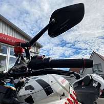 Nahaufnahme des Lenkers und Spiegels eines Ducati Motorrads.