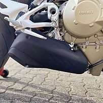Detailaufnahme des Motors und Auspuffs eines Ducati Motorrads.