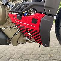 Nahaufnahme eines roten Streetfighter-Motorradteils mit technischen Komponenten.