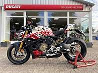 Ein Ducati Motorrad steht in einem Showroom mit einem modernen Design.