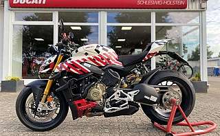 Ein Ducati Motorrad steht in einem Showroom mit einem modernen Design.