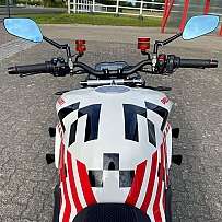 Ansicht des Lenkers eines Motorrads mit auffälligem Design.