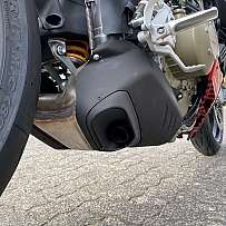 Detailaufnahme des Auspuffs und Reifens eines Motorrads.