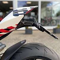 Detailaufnahme des Hecks eines Motorrads mit sportlichem Design.