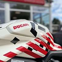 Nahaufnahme eines Ducati Motorrads mit auffälligem Design.