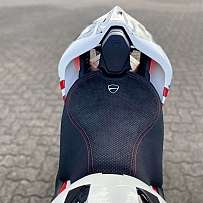 Detailaufnahme eines Motorradsitzes mit sportlichem Design.