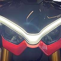 Nahaufnahme der Frontscheinwerfer eines Ducati Motorrads.