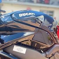 Nahaufnahme des glänzenden Tanks eines Ducati Motorrads.