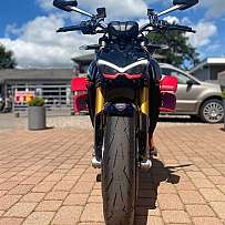 Ein sportliches Motorrad mit auffälligem Design und breitem Vorderreifen.