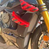 Nahaufnahme eines Motorrads mit roten Verkleidungen und schwarzem Design.