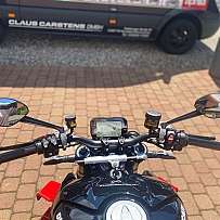 Ansicht des Lenkers eines Motorrads mit Spiegeln und Instrumententafel.