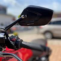 Nahaufnahme eines Ducati Motorradspiegels mit Lenker und Hebeln.