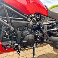 Nahaufnahme des Motors und Rahmens eines roten Ducati Motorrads.