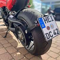 Nahaufnahme eines Motorrads mit einem deutschen Nummernschild.