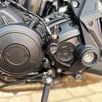 Detailaufnahme eines Ducati-Motorradmotors mit CNC-Racing-Komponente.