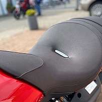 Nahaufnahme eines Motorradsitzes mit hochwertigem Material und Design.