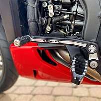 Detailaufnahme der Fußrasten und des Motors einer Ducati XDiavel.