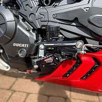 Nahaufnahme eines Ducati-Motorradmotors und seiner Komponenten.