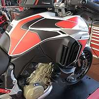 Nahaufnahme eines Ducati Motorrads in einer Werkstatt mit Zubehör.