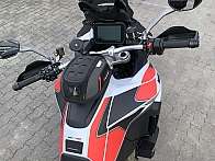 Detailansicht des Lenkers und Armaturen eines Motorrads.