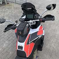 Ansicht des Lenkers und Armaturenbretts eines Motorrads.