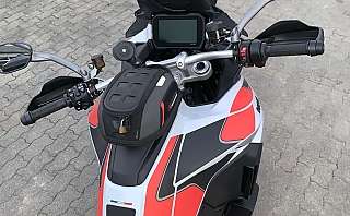 Detailansicht des Lenkers und Armaturen eines Motorrads.