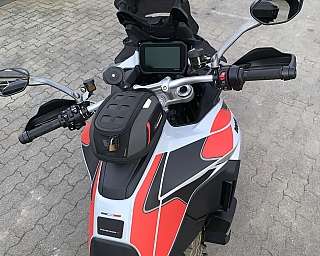 Detailansicht des Lenkers und Armaturen eines Motorrads.