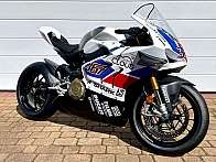 Ein modernes Sportmotorrad mit auffälligem Design und hochwertigen Komponenten.
