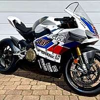 Ein modernes Sportmotorrad mit auffälligem Design und hochwertigen Komponenten.