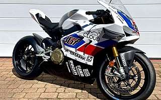 Ein modernes Sportmotorrad mit auffälligem Design und hochwertigen Komponenten.