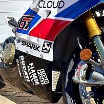 Nahaufnahme eines Ducati Motorrads mit auffälligem Design und Komponenten.