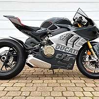 Seitenansicht eines Ducati Rennmotorrads auf einem gepflasterten Boden.