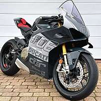 Ein sportliches Ducati-Motorrad mit auffälligem Design und modernen Komponenten.