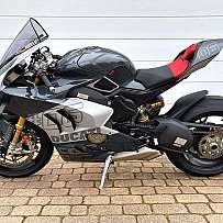 Ein sportliches Ducati-Motorrad mit modernem Design und auffälligen Farben.