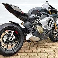 Eine sportliche Ducati-Motorradansicht mit markanten Designelementen.