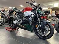 Ein sportliches Ducati Motorrad in einem modernen Verkaufsraum.