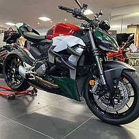 Ein sportliches Ducati Motorrad in einem modernen Verkaufsraum.