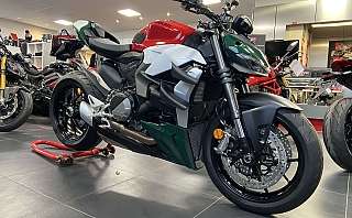 Ein sportliches Ducati Motorrad in einem modernen Verkaufsraum.