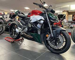 Ein Ducati Motorrad in einem modernen Motorradgeschäft mit anderen Modellen.