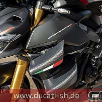 Nahaufnahme eines Ducati Motorrads mit mattschwarzer Lackierung und goldenen Gabeln.