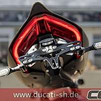 Detailaufnahme des Rücklichts und der Blinker eines Motorrads.