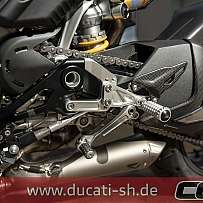 Nahaufnahme der Antriebstechnik und des Rahmens eines Ducati Motorrads.